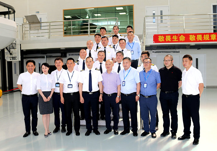 英雄機(jī)長(zhǎng)劉傳健走進(jìn)沈陽(yáng)航空產(chǎn)業(yè)園